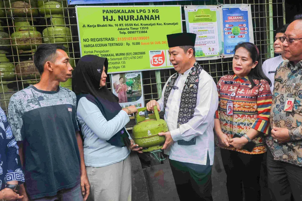 Pj Gubernur DKI Jakarta Teguh Setyabudi meninjau pangkalan gas 3 kilogram di Jalan Kerja Bhakti Nomor 16 RT 05/09, Kramat Jati, Jakarta Timur, Jumat, 7 Februari 2025. (Sumber: Dok. Kominfotik Jakarta)