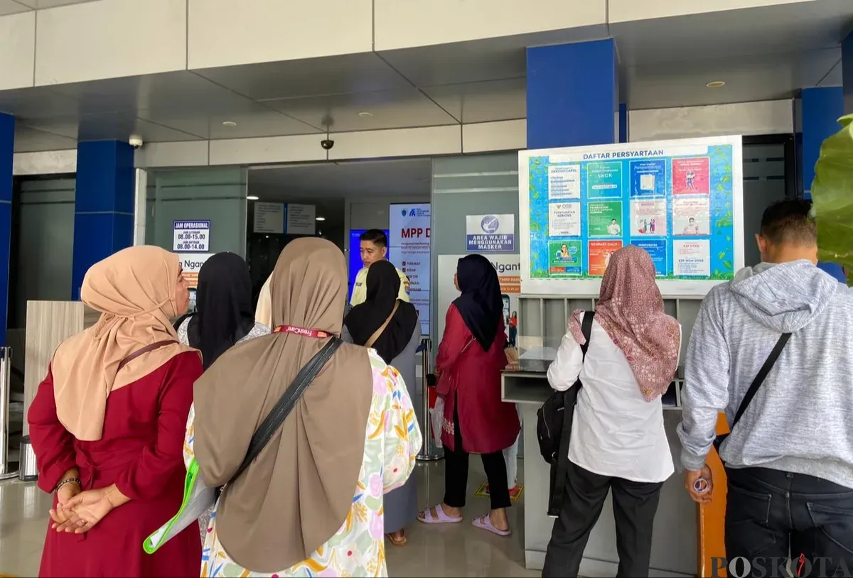 Ratusan pemohon NIB saat menunggu antrean di Kantor MPP DPMPTSP Pandeglang. (Sumber: Poskota/Samsul Fatoni)