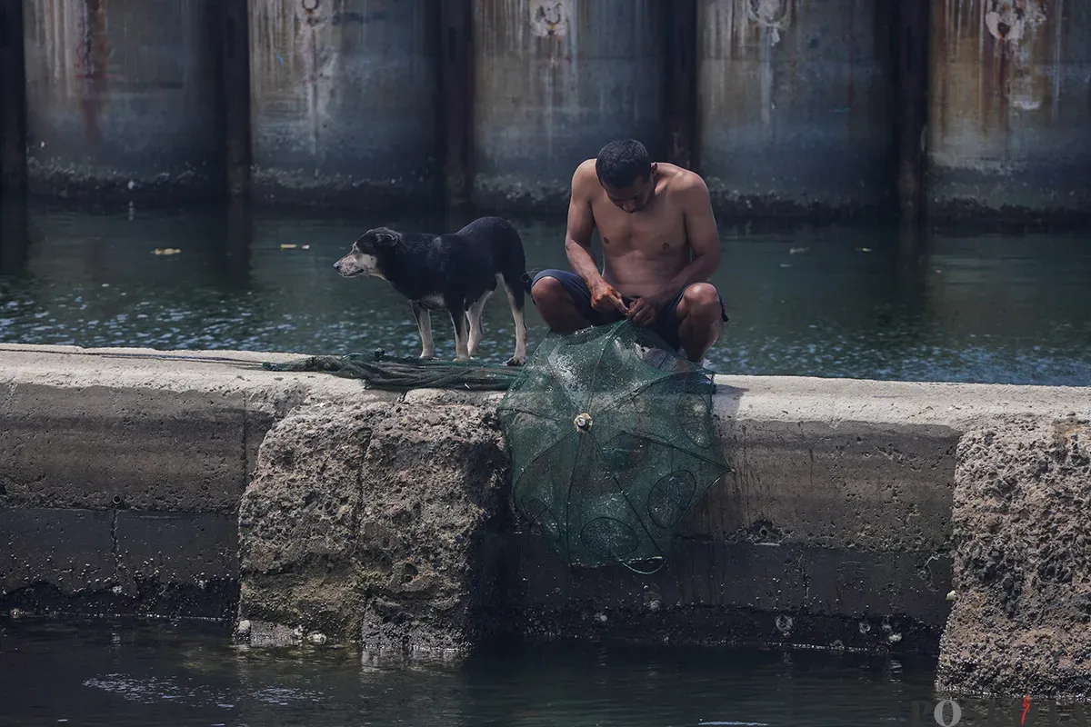 Sejumlah warga memancing ikan laut dari atas tanggul Muara Baru, Penjarjngan, Jakarta Utara, Rabu, 5 Februari 2025. (Sumber: Poskota/Bilal Nugraha Ginanjar)