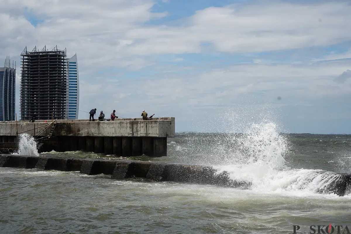 Sejumlah warga memancing ikan laut dari atas tanggul Muara Baru, Penjarjngan, Jakarta Utara, Rabu, 5 Februari 2025. (Sumber: Poskota/Bilal Nugraha Ginanjar)