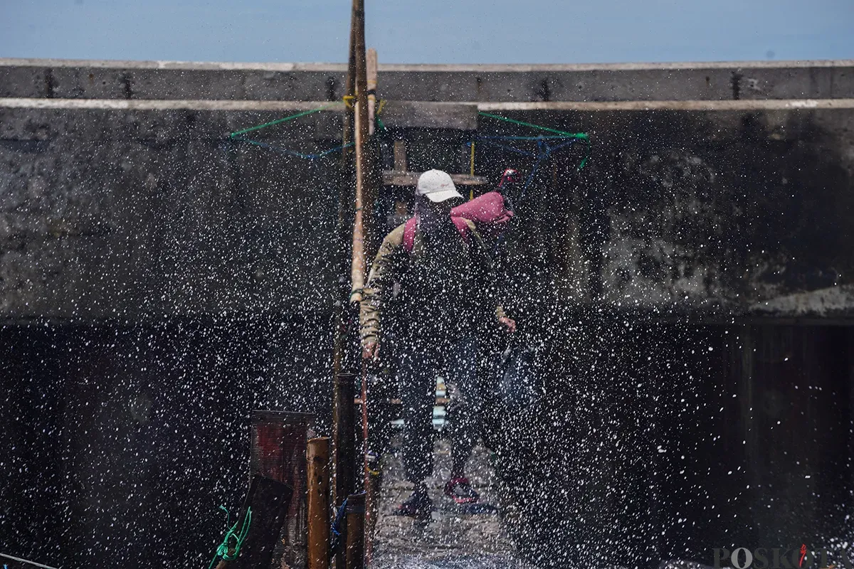 Sejumlah warga memancing ikan laut dari atas tanggul Muara Baru, Penjarjngan, Jakarta Utara, Rabu, 5 Februari 2025. (Sumber: Poskota/Bilal Nugraha Ginanjar)