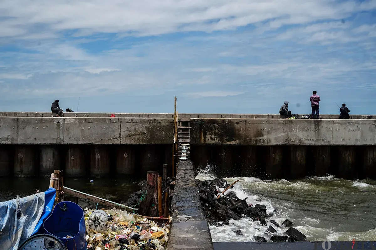 Sejumlah warga memancing ikan laut dari atas tanggul Muara Baru, Penjarjngan, Jakarta Utara, Rabu, 5 Februari 2025. (Sumber: Poskota/Bilal Nugraha Ginanjar)