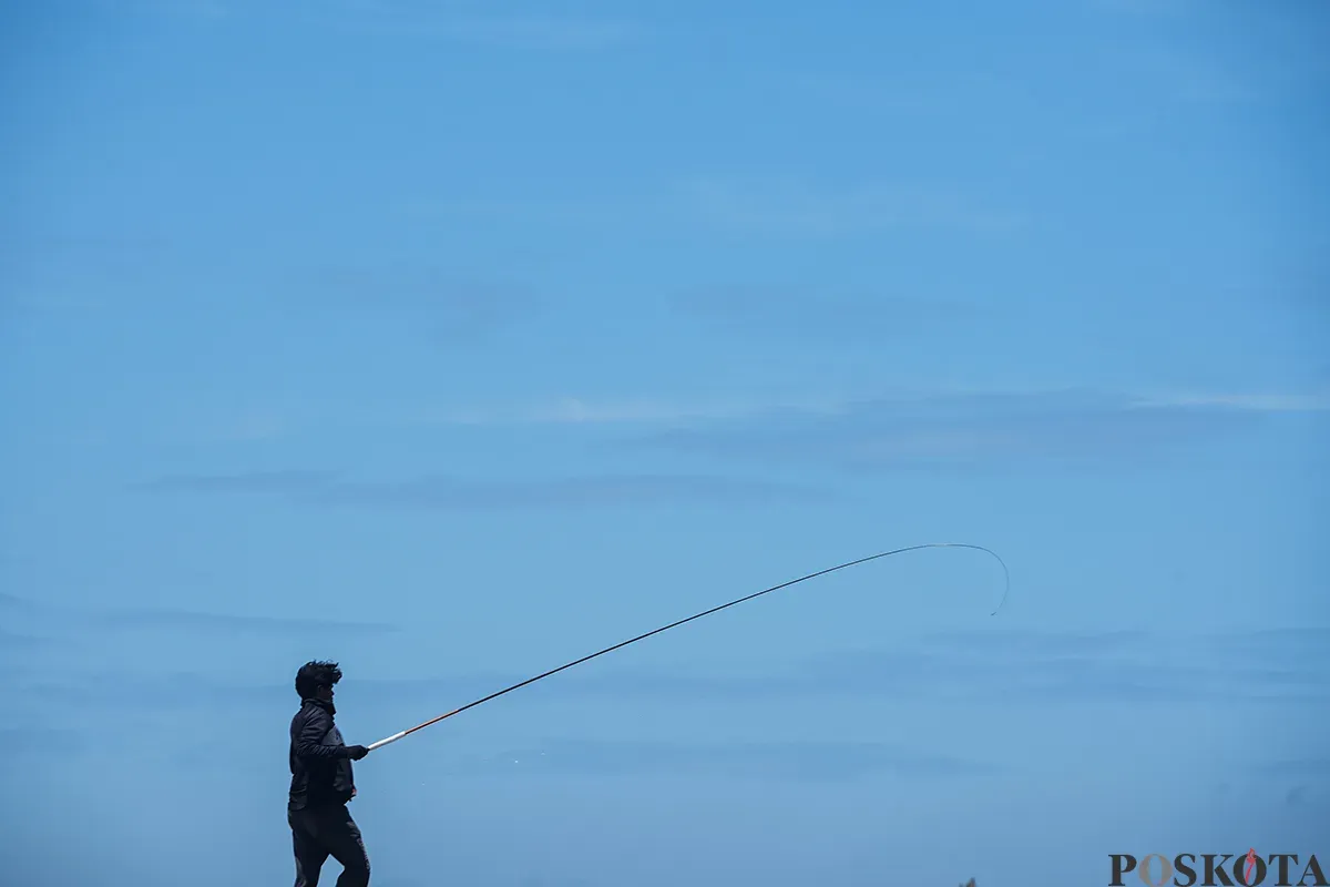 Sejumlah warga memancing ikan laut dari atas tanggul Muara Baru, Penjarjngan, Jakarta Utara, Rabu, 5 Februari 2025. (Sumber: Poskota/Bilal Nugraha Ginanjar)