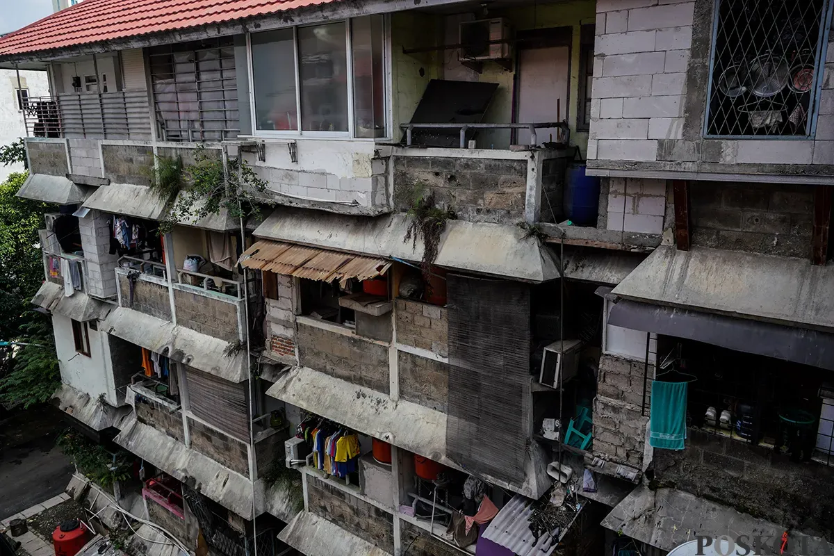 Deretan rumah warga yang ada di rumah susun sederhana sewa (Rusunawa) yang dilengkapi dengan fasilitas umum seperti sarana olahraga Bulu Tangkis di Rusunawa Bidaracina , Jatinegara, Jakarta Timur, Jum'at, 7 Februari 2025. (Sumber: Poskota/Bilal Nugraha Ginanjar)