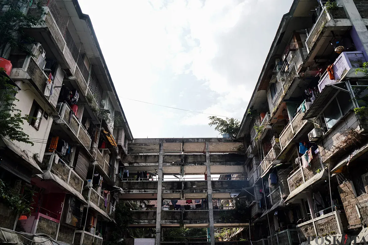 Deretan rumah warga yang ada di rumah susun sederhana sewa (Rusunawa) yang dilengkapi dengan fasilitas umum seperti sarana olahraga Bulu Tangkis di Rusunawa Bidaracina , Jatinegara, Jakarta Timur, Jum'at, 7 Februari 2025. (Sumber: Poskota/Bilal Nugraha Ginanjar)