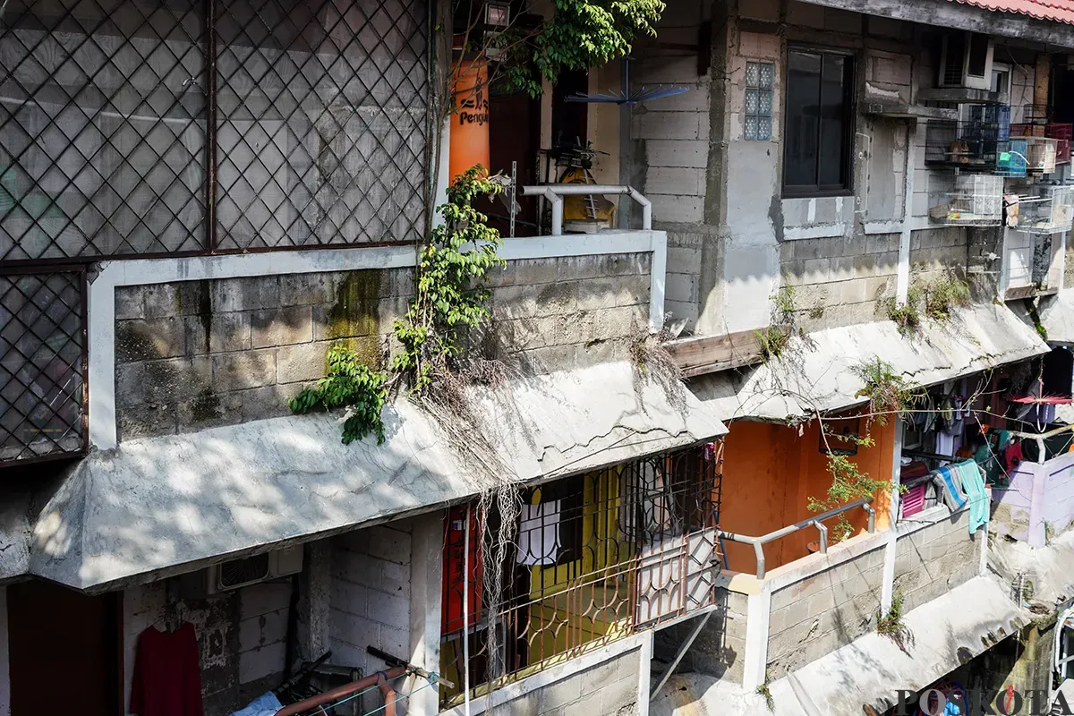 Deretan rumah warga yang ada di rumah susun sederhana sewa (Rusunawa) yang dilengkapi dengan fasilitas umum seperti sarana olahraga Bulu Tangkis di Rusunawa Bidaracina , Jatinegara, Jakarta Timur, Jum'at, 7 Februari 2025. (Sumber: Poskota/Bilal Nugraha Ginanjar)