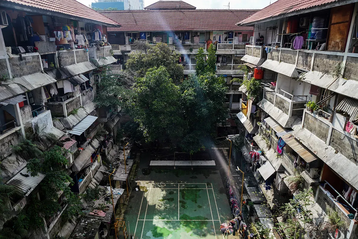 Deretan rumah warga yang ada di rumah susun sederhana sewa (Rusunawa) yang dilengkapi dengan fasilitas umum seperti sarana olahraga Bulu Tangkis di Rusunawa Bidaracina , Jatinegara, Jakarta Timur, Jum'at, 7 Februari 2025. (Sumber: Poskota/Bilal Nugraha Ginanjar)