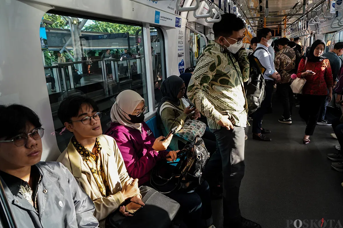Ilustrasi masyarakat menggunakan transporatasi umum MRT. (Sumber: Poskota/Bilal Nugraha Ginanjar)