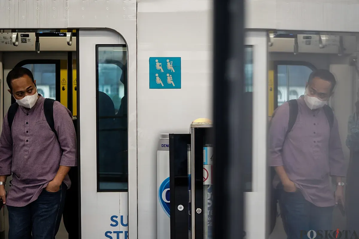 Sejumlah penumpang menaiki kereta moda raya terpadu (MRT) Jakarta di Stasiun Senayan Mastercard dan Stasiun Cipete Tuku, Jakarta, Jumat, 7 Februari 2025. (Sumber: Poskota/Bilal Nugraha Ginanjar)