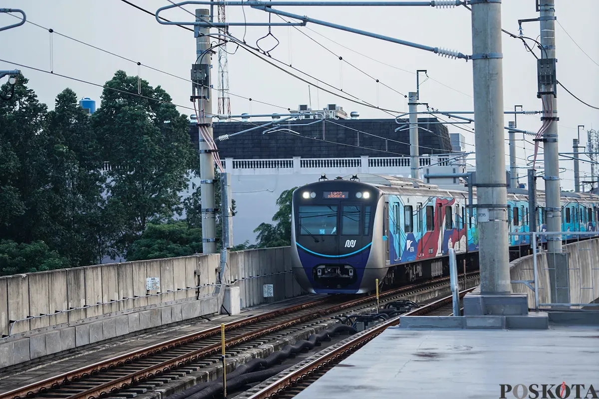 Sejumlah penumpang menaiki kereta moda raya terpadu (MRT) Jakarta di Stasiun Senayan Mastercard dan Stasiun Cipete Tuku, Jakarta, Jumat, 7 Februari 2025. (Sumber: Poskota/Bilal Nugraha Ginanjar)