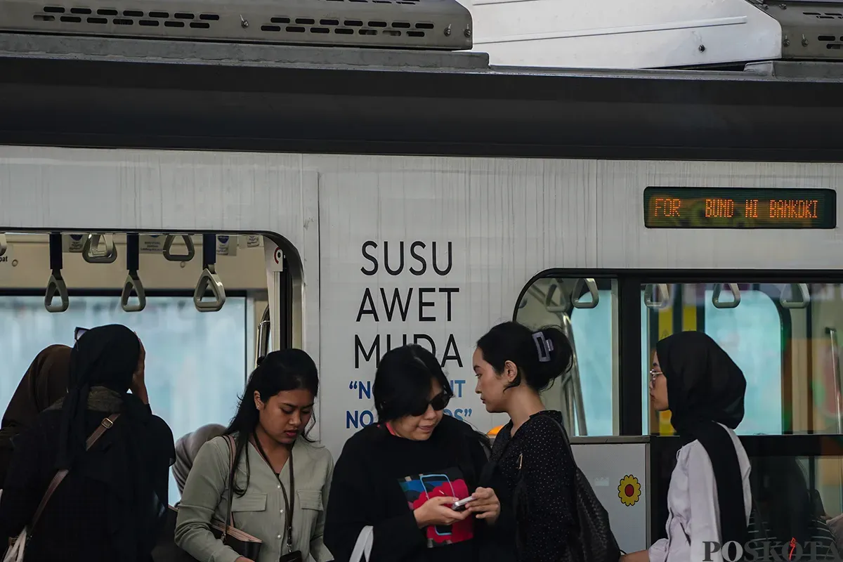 Sejumlah penumpang menaiki kereta moda raya terpadu (MRT) Jakarta di Stasiun Senayan Mastercard dan Stasiun Cipete Tuku, Jakarta, Jumat, 7 Februari 2025. (Sumber: Poskota/Bilal Nugraha Ginanjar)