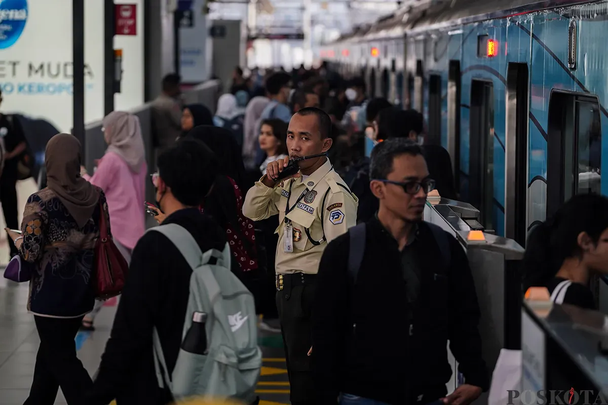 Sejumlah penumpang menaiki kereta moda raya terpadu (MRT) Jakarta di Stasiun Senayan Mastercard dan Stasiun Cipete Tuku, Jakarta, Jumat, 7 Februari 2025. (Sumber: Poskota/Bilal Nugraha Ginanjar)