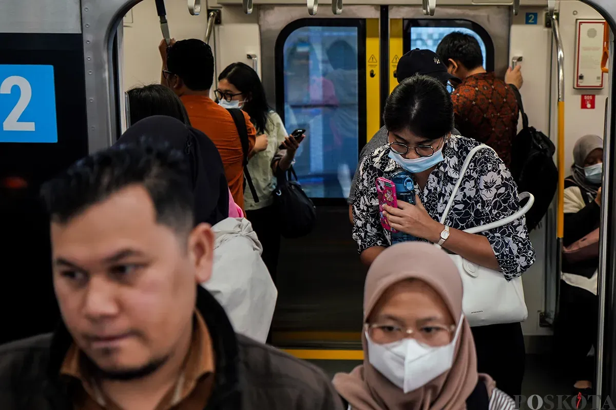 Sejumlah penumpang menaiki kereta moda raya terpadu (MRT) Jakarta di Stasiun Senayan Mastercard dan Stasiun Cipete Tuku, Jakarta, Jumat, 7 Februari 2025. (Sumber: Poskota/Bilal Nugraha Ginanjar)