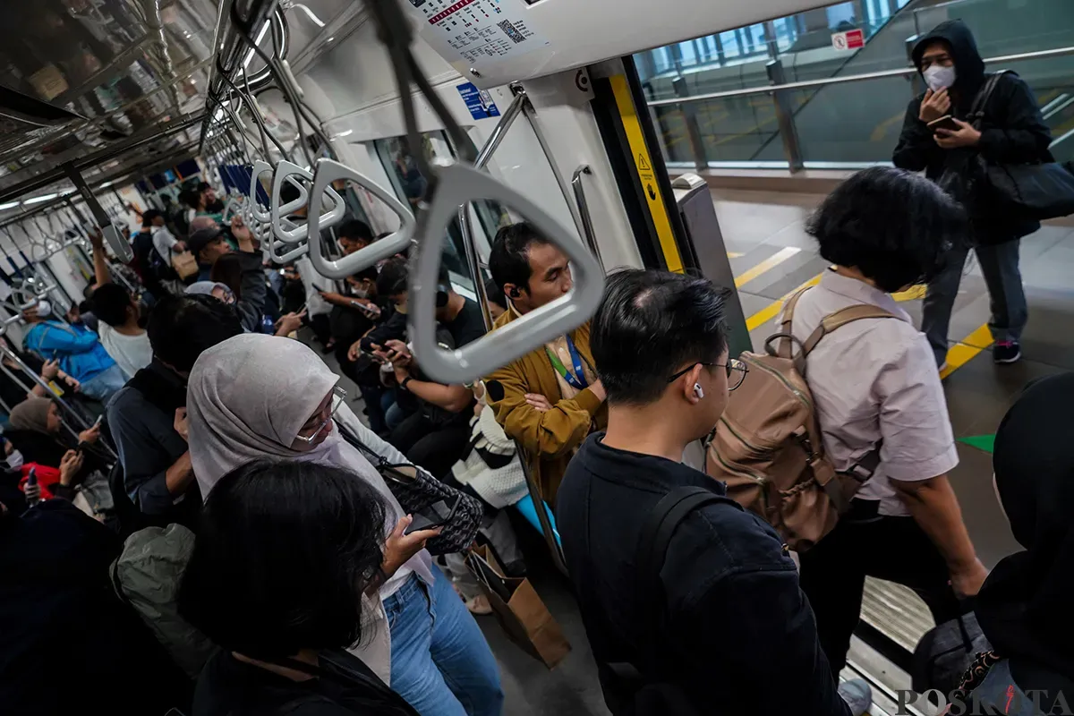 Sejumlah penumpang menaiki kereta moda raya terpadu (MRT) Jakarta di Stasiun Senayan Mastercard dan Stasiun Cipete Tuku, Jakarta, Jumat, 7 Februari 2025. (Sumber: Poskota/Bilal Nugraha Ginanjar)