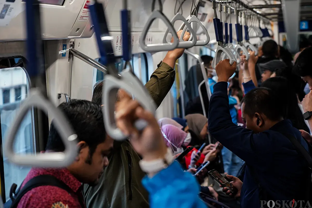 Sejumlah penumpang menaiki kereta moda raya terpadu (MRT) Jakarta di Stasiun Senayan Mastercard dan Stasiun Cipete Tuku, Jakarta, Jumat, 7 Februari 2025. (Sumber: Poskota/Bilal Nugraha Ginanjar)