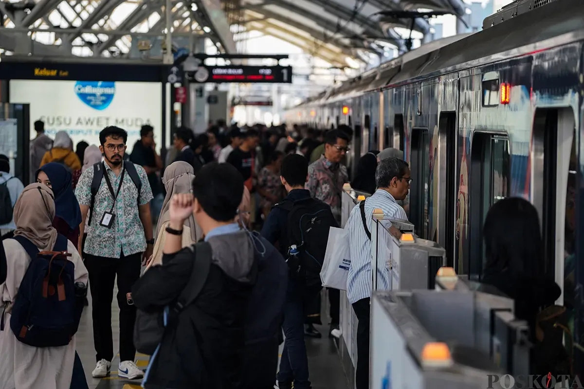 Sejumlah penumpang menaiki kereta moda raya terpadu (MRT) Jakarta di Stasiun Senayan Mastercard dan Stasiun Cipete Tuku, Jakarta, Jumat, 7 Februari 2025. (Sumber: Poskota/Bilal Nugraha Ginanjar)