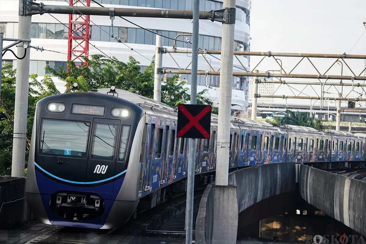 Sejumlah penumpang menaiki kereta moda raya terpadu (MRT) Jakarta di Stasiun Senayan Mastercard dan Stasiun Cipete Tuku, Jakarta, Jumat, 7 Februari 2025. (Sumber: Poskota/Bilal Nugraha Ginanjar)