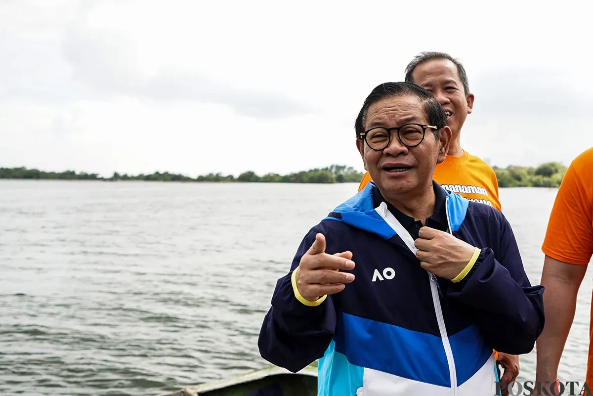 Gubernur Daerah Khusus Jakarta terpilih, Pramono Anung, menanam bibit pohon mangrove di pesisir Hutan Lindung Angke Kapuk, Penjaringan, Jakarta Utara. Rabu, 5 Februari, 2025. (Sumber: Poskota/Bilal Nugraha Ginanjar)