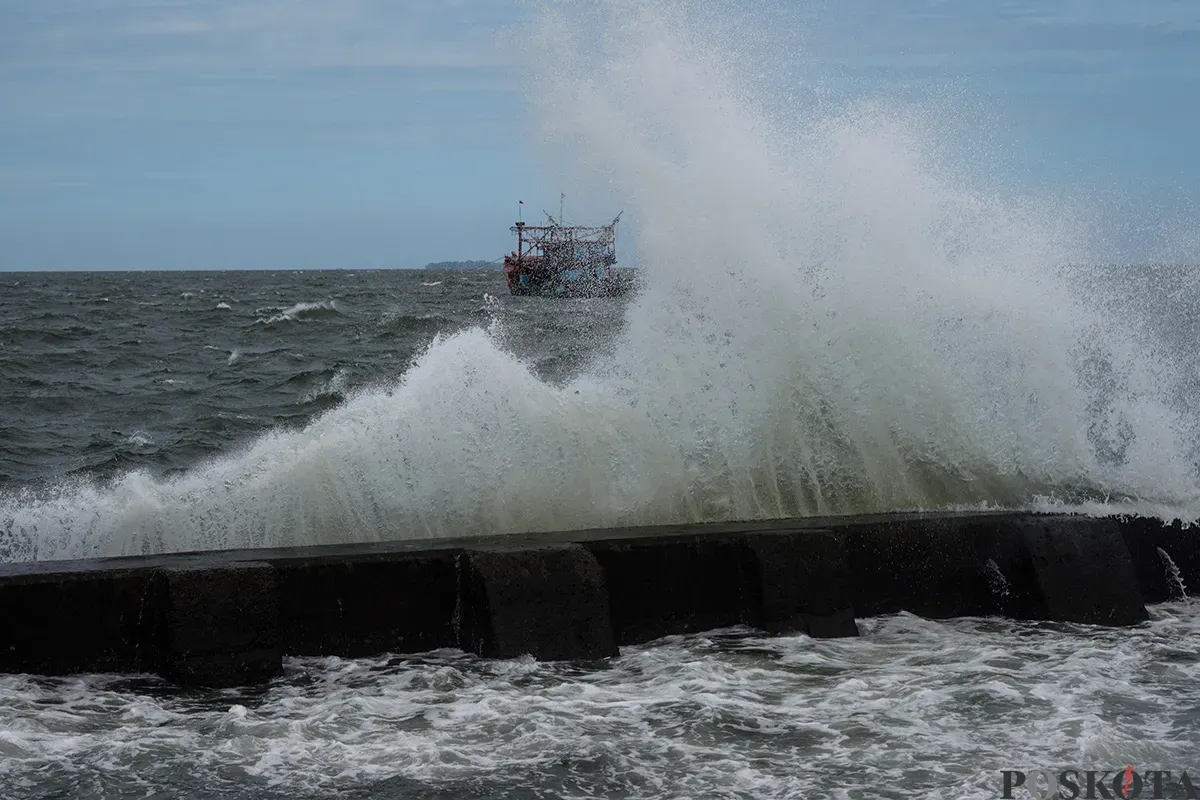 Kapal berlayar mengarungi gelombang air laut dari kawasan Dermaga Muara Baru, Jakarta Utara, Rabu, 5 Februari 2025. (Sumber: Poskota/Bilal Nugraha Ginanjar)