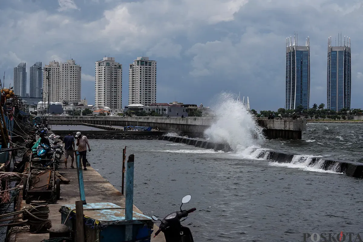 Kapal berlayar mengarungi gelombang air laut dari kawasan Dermaga Muara Baru, Jakarta Utara, Rabu, 5 Februari 2025. (Sumber: Poskota/Bilal Nugraha Ginanjar)