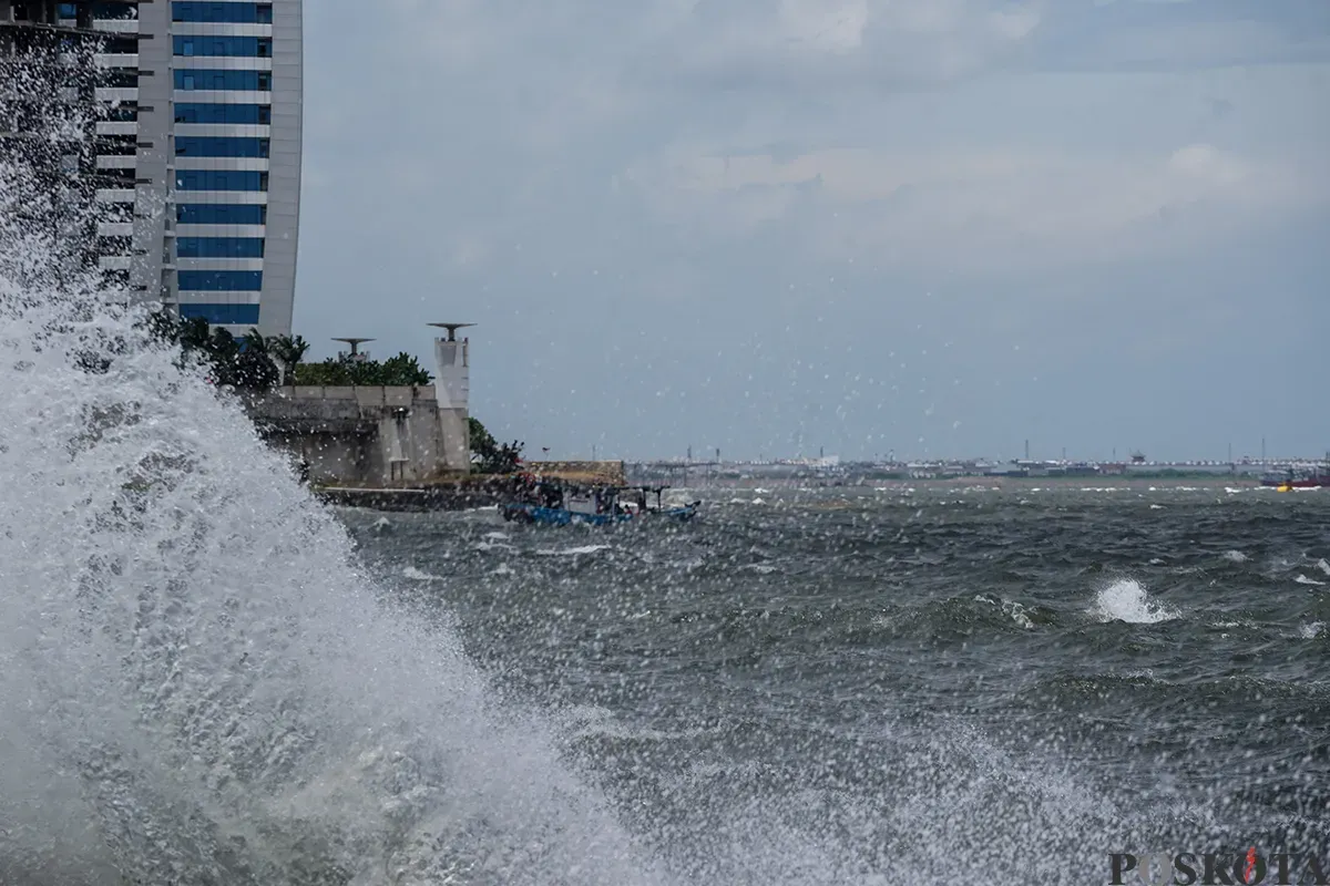 Kapal berlayar mengarungi gelombang air laut dari kawasan Dermaga Muara Baru, Jakarta Utara, Rabu, 5 Februari 2025. (Sumber: Poskota/Bilal Nugraha Ginanjar)