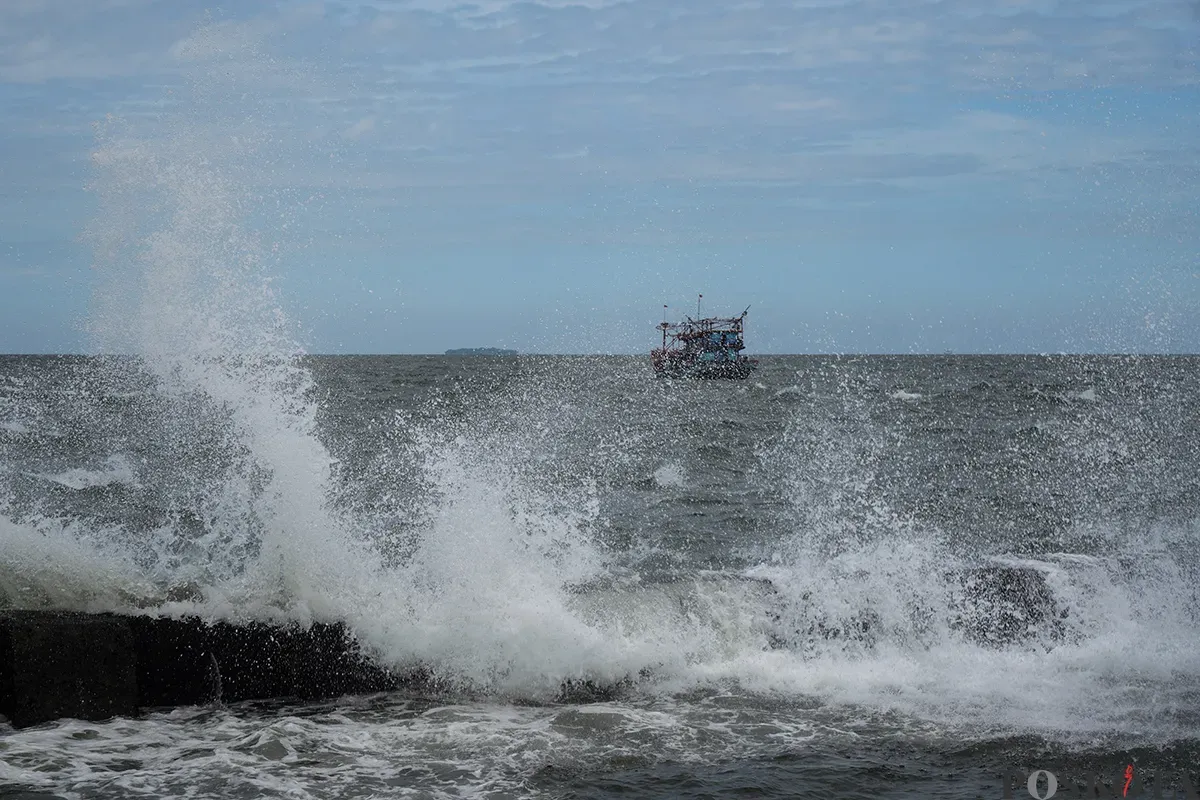 Kapal berlayar mengarungi gelombang air laut dari kawasan Dermaga Muara Baru, Jakarta Utara, Rabu, 5 Februari 2025. (Sumber: Poskota/Bilal Nugraha Ginanjar)