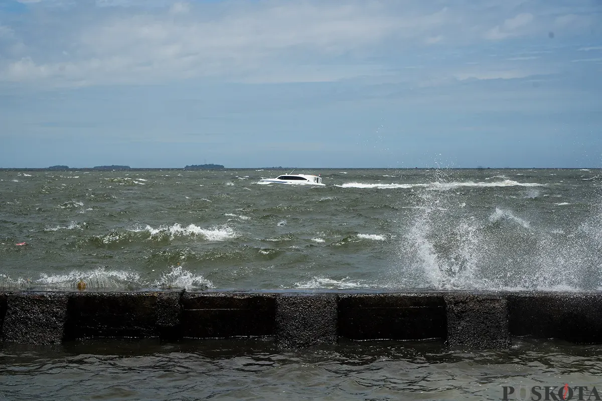 Kapal berlayar mengarungi gelombang air laut dari kawasan Dermaga Muara Baru, Jakarta Utara, Rabu, 5 Februari 2025. (Sumber: Poskota/Bilal Nugraha Ginanjar)