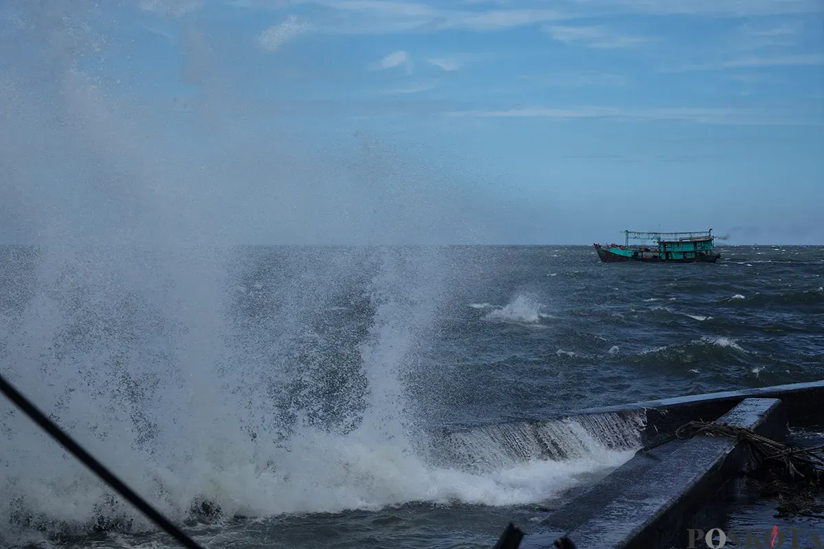 Kapal berlayar mengarungi gelombang air laut dari kawasan Dermaga Muara Baru, Jakarta Utara, Rabu, 5 Februari 2025. (Sumber: Poskota/Bilal Nugraha Ginanjar)