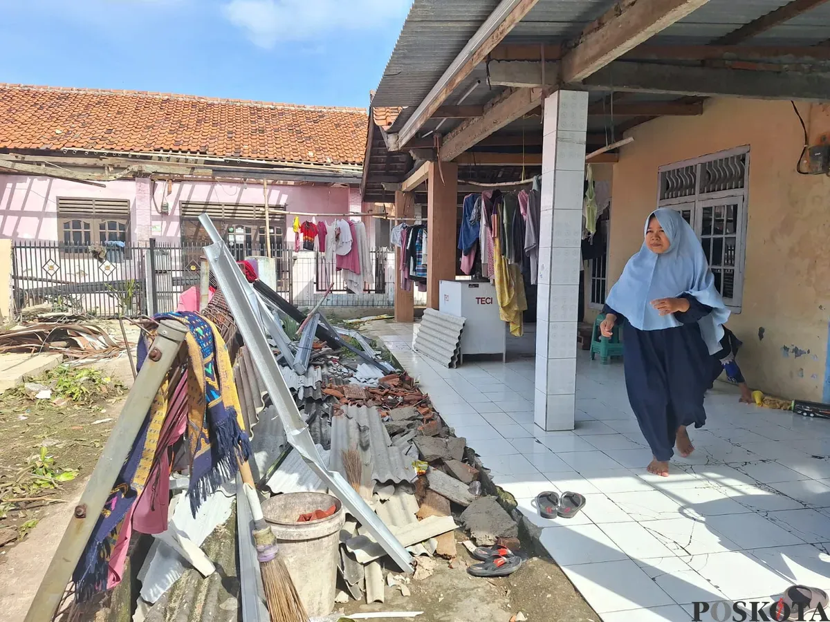 Puing asbes rumah warga berjatuhan pasca angin puting beliung melanda Desa Sumber Jaya, Tambun Selatan, Kabupaten Bekasi, Jumat, 7 Februari 2025. (Sumber: Poskota/Ihsan Fahmi)