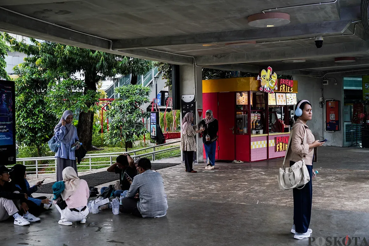 Warga beraktivitas sambil menikmati suasana dan fasilitas yang tersedia di Taman Literasi Martha Tilahu, Jakarta Selatan, Selasa, 4 Februari 2025. (Sumber: Poskota/Bilal Nugraha Ginanjar)