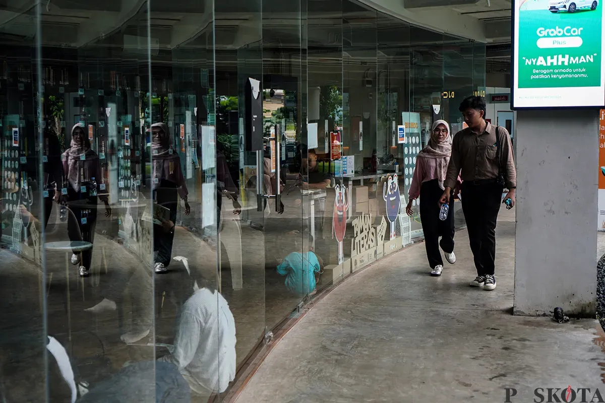 Warga beraktivitas sambil menikmati suasana dan fasilitas yang tersedia di Taman Literasi Martha Tilahu, Jakarta Selatan, Selasa, 4 Februari 2025. (Sumber: Poskota/Bilal Nugraha Ginanjar)