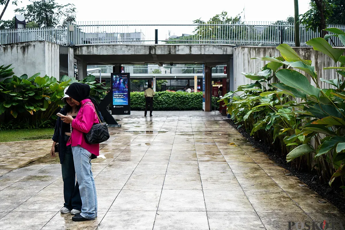 Warga beraktivitas sambil menikmati suasana dan fasilitas yang tersedia di Taman Literasi Martha Tilahu, Jakarta Selatan, Selasa, 4 Februari 2025. (Sumber: Poskota/Bilal Nugraha Ginanjar)