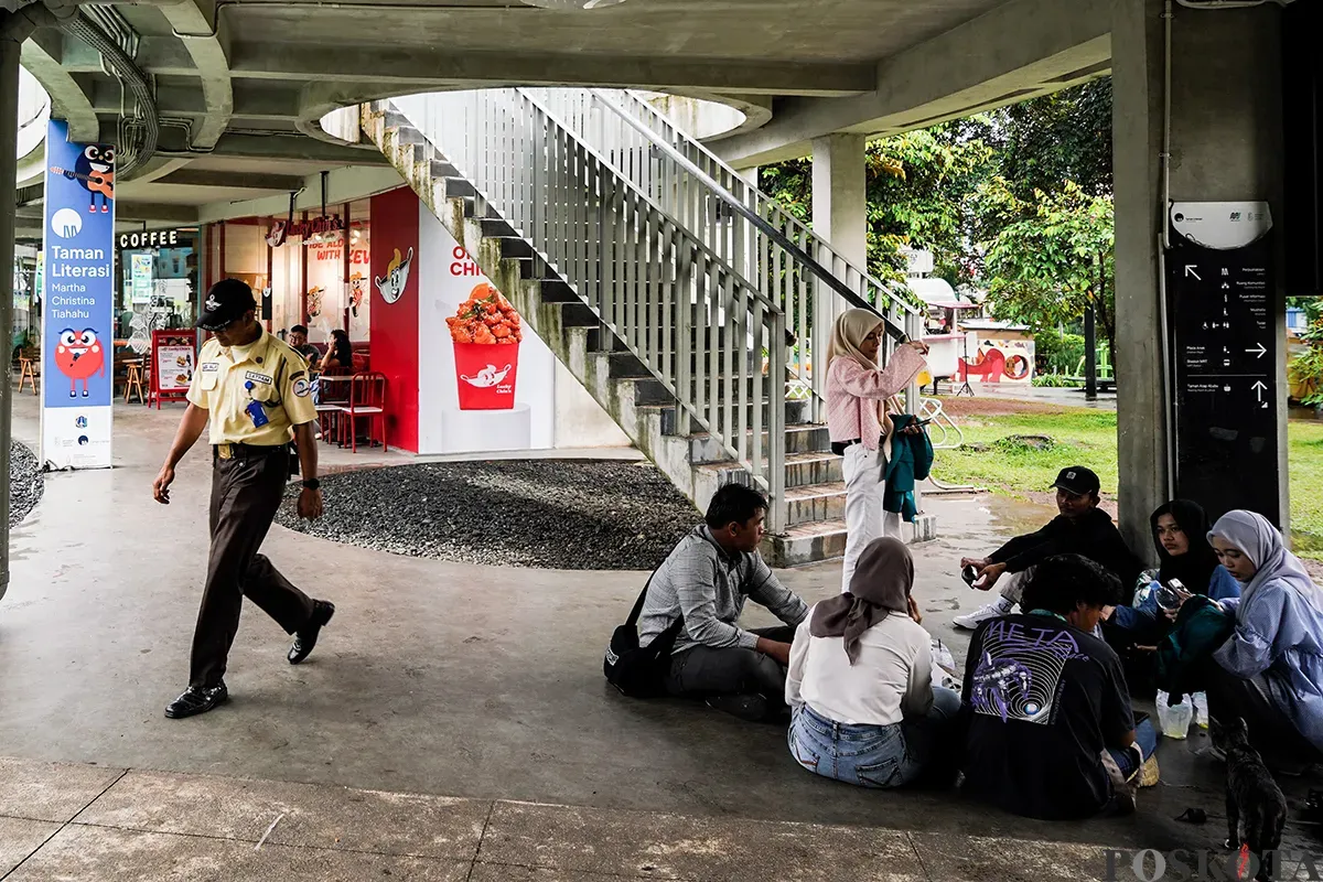 Warga beraktivitas sambil menikmati suasana dan fasilitas yang tersedia di Taman Literasi Martha Tilahu, Jakarta Selatan, Selasa, 4 Februari 2025. (Sumber: Poskota/Bilal Nugraha Ginanjar)