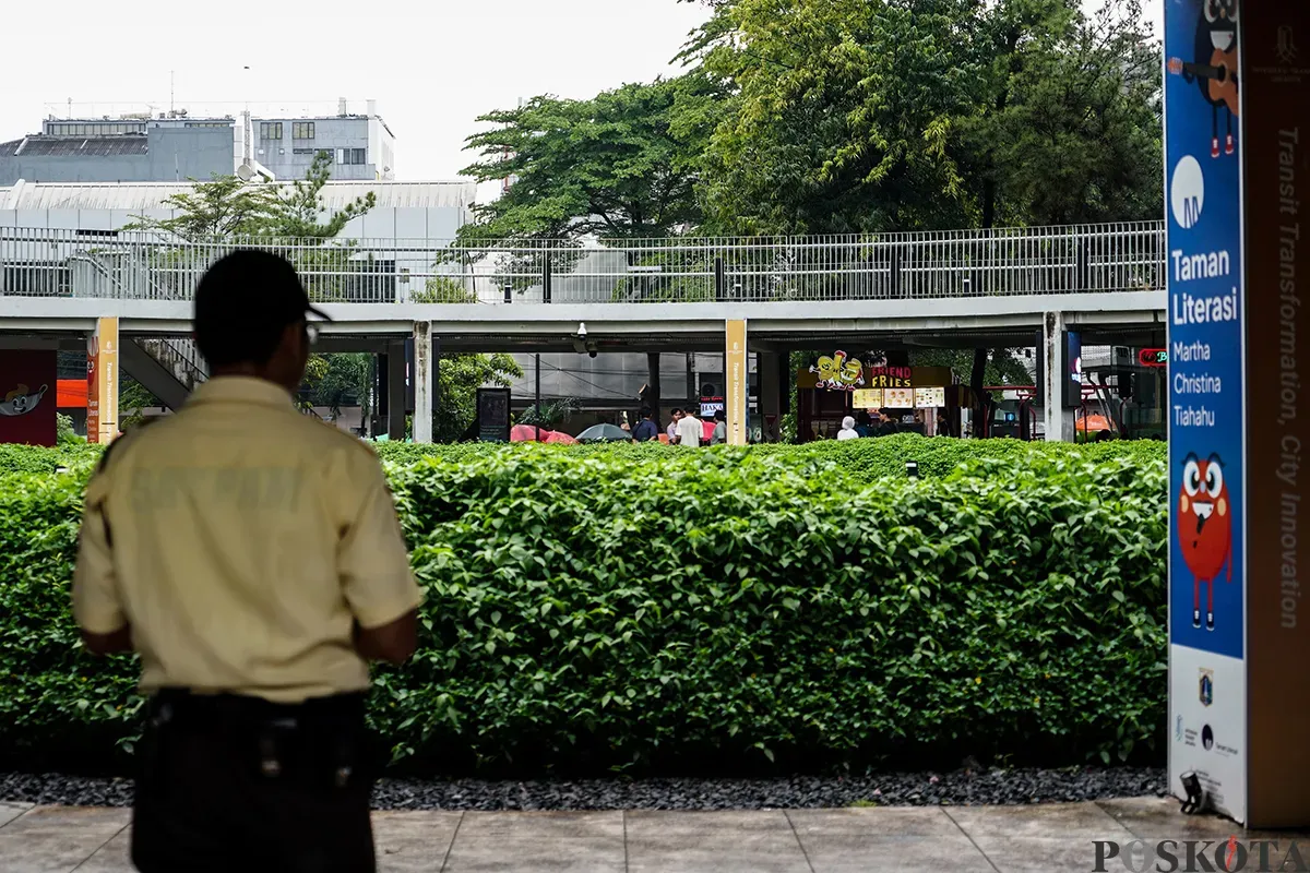 Warga beraktivitas sambil menikmati suasana dan fasilitas yang tersedia di Taman Literasi Martha Tilahu, Jakarta Selatan, Selasa, 4 Februari 2025. (Sumber: Poskota/Bilal Nugraha Ginanjar)