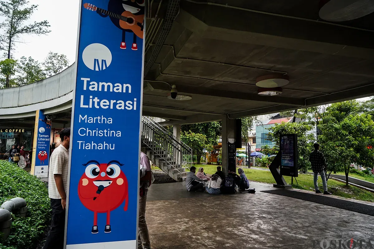 Warga beraktivitas sambil menikmati suasana dan fasilitas yang tersedia di Taman Literasi Martha Tilahu, Jakarta Selatan, Selasa, 4 Februari 2025, lalu. (Sumber: Poskota/Bilal Nugraha Ginanjar)