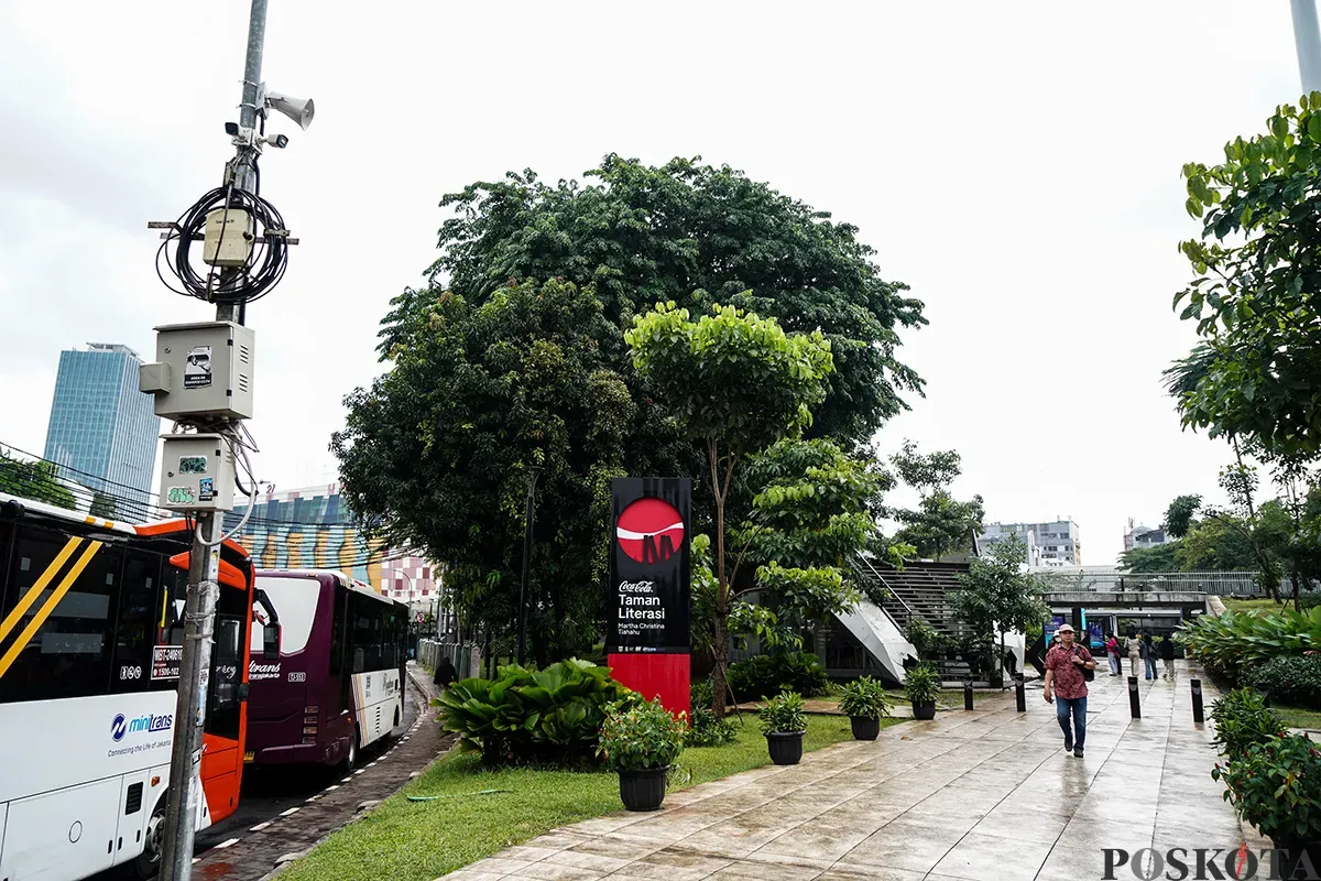 Warga beraktivitas sambil menikmati suasana dan fasilitas yang tersedia di Taman Literasi Martha Tilahu, Jakarta Selatan, Selasa, 4 Februari 2025. (Sumber: Poskota/Bilal Nugraha Ginanjar)