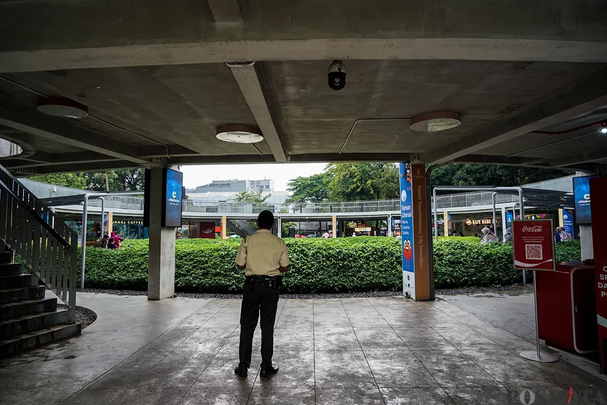 Warga beraktivitas sambil menikmati suasana dan fasilitas yang tersedia di Taman Literasi Martha Tilahu, Jakarta Selatan, Selasa, 4 Februari 2025. (Sumber: Poskota/Bilal Nugraha Ginanjar)