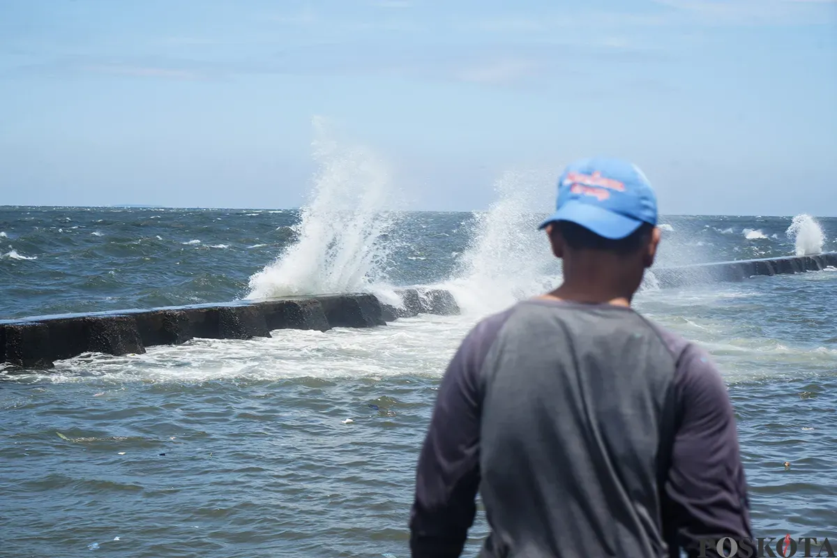 Warga beraktifitas di tanggul laut raksasa Dermaga Muara Baru, Penjaringan, Jakarta Utara, Rabu, 5 Februari 2025. (Sumber: Poskota/Bilal Nugraha Ginanjar)