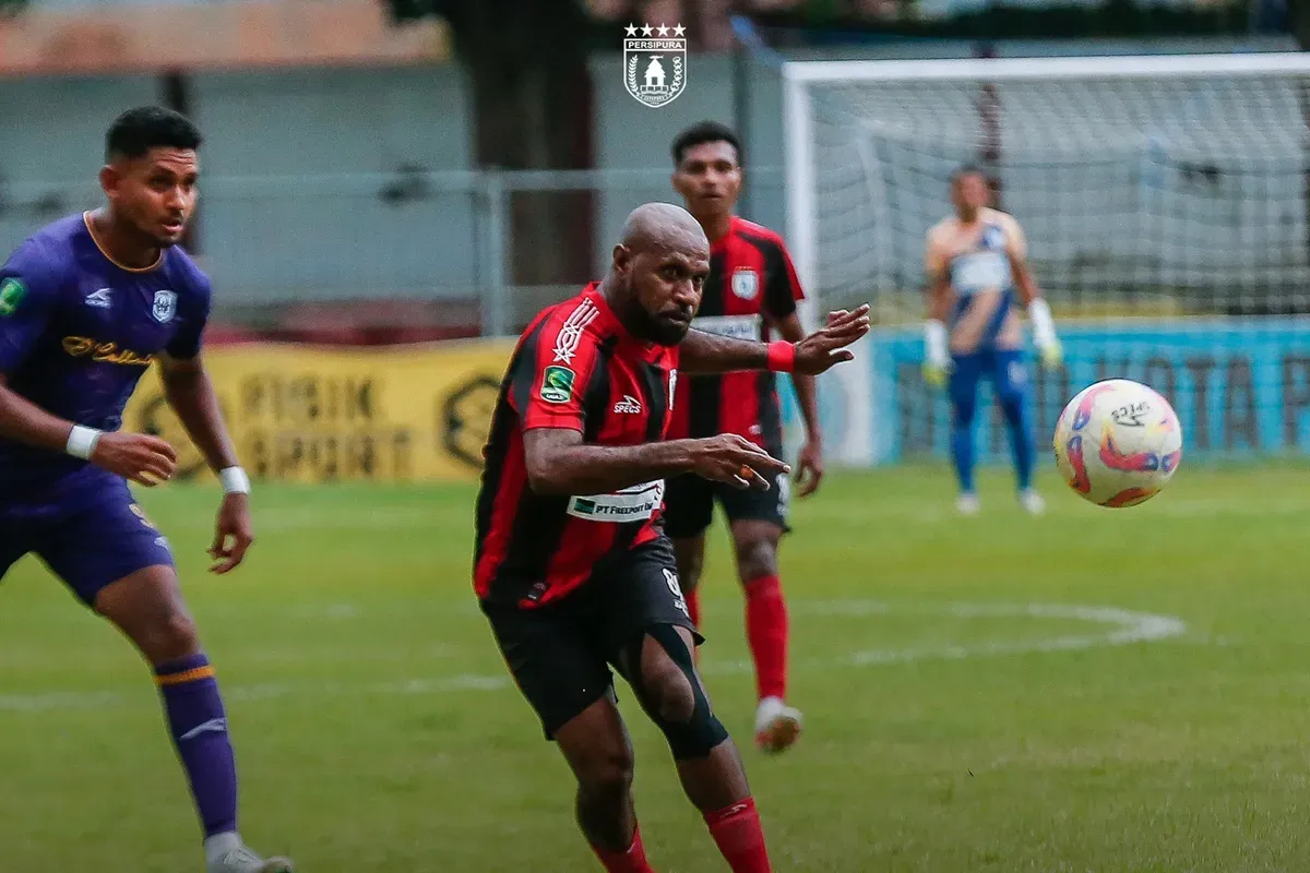 Striker, Boaz Solossa selangkah lagi membawa Persipura Jayapura bertahan di Liga 2 musim depan. (Sumber: Instagram @persipurapapua1963)