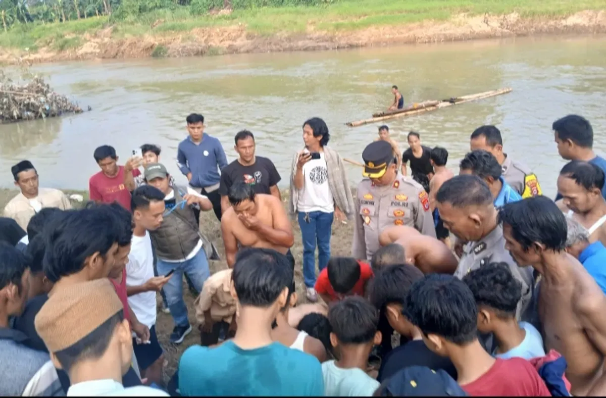 Petugas Polsek Kragilan saat melakukan pemeriksaan korban sebelum diserahkan kepada pihak keluarga. (Sumber: Dok. Polsek Kragilan)