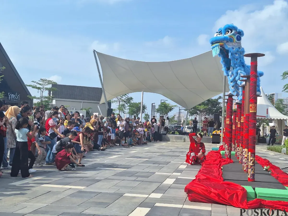 Ratusan orang memadati at Food Village, Summarecon Crown Gading, Setia Asih, Tarumajaya, Kabupaten Bekasi, untuk melihat pertunjukan Barongsai, Sabtu sore, 8 Februari 2025. (Sumber: Poskota/Ihsan Fahmi)