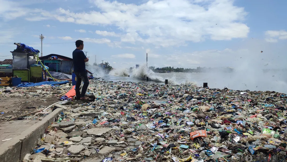 Sampah menumpuk di kawasan wisata Pantai Batako, Desa Teluk, Kecamatan Labuan, Pandeglang, Jumat, 7 Februari 2025. (Sumber: Poskota/Samsul Fatoni)