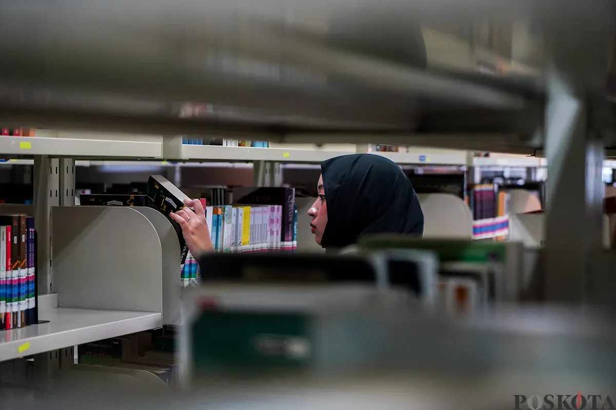 Sejumlah pengunjung yang didominasi kaum pelajar dan mahasiswa menikmati buku yang dibacanya di Perpustakaan Nasional (Perpusnas), Jakarta, Sabtu, 8 Februari 2025. (Sumber: Poskota/Bilal Nugraha Ginanjar)