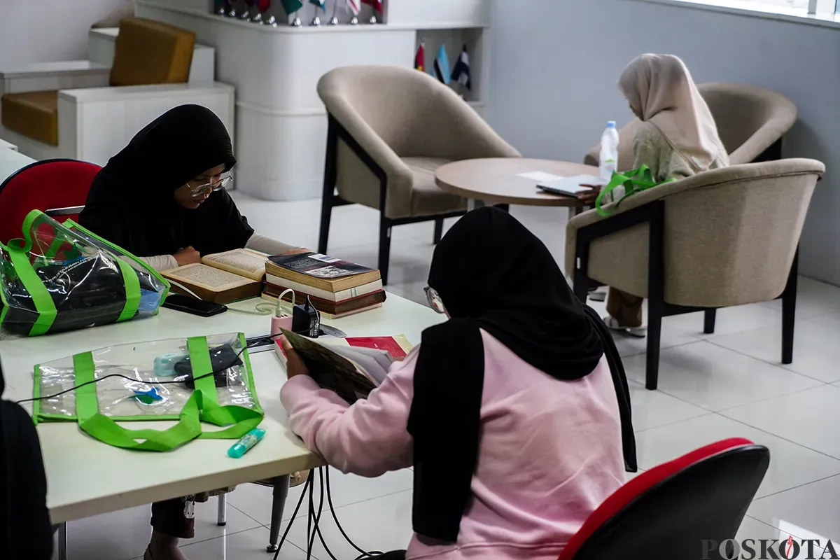 Sejumlah pengunjung yang didominasi kaum pelajar dan mahasiswa menikmati buku yang dibacanya di Perpustakaan Nasional (Perpusnas), Jakarta, Sabtu, 8 Februari 2025. (Sumber: Poskota/Bilal Nugraha Ginanjar)