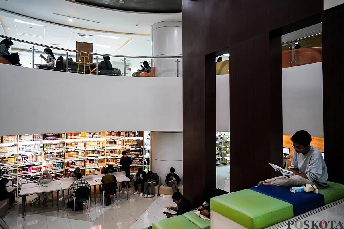 Sejumlah pengunjung yang didominasi kaum pelajar dan mahasiswa menikmati buku yang dibacanya di Perpustakaan Nasional (Perpusnas), Jakarta, Sabtu, 8 Februari 2025. (Sumber: Poskota/Bilal Nugraha Ginanjar)