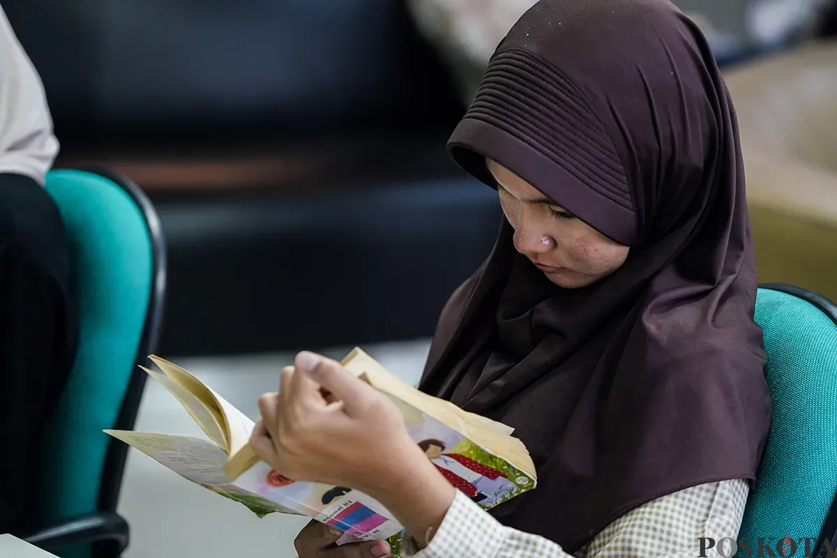 Sejumlah pengunjung yang didominasi kaum pelajar dan mahasiswa menikmati buku yang dibacanya di Perpustakaan Nasional (Perpusnas), Jakarta, Sabtu, 8 Februari 2025. (Sumber: Poskota/Bilal Nugraha Ginanjar)