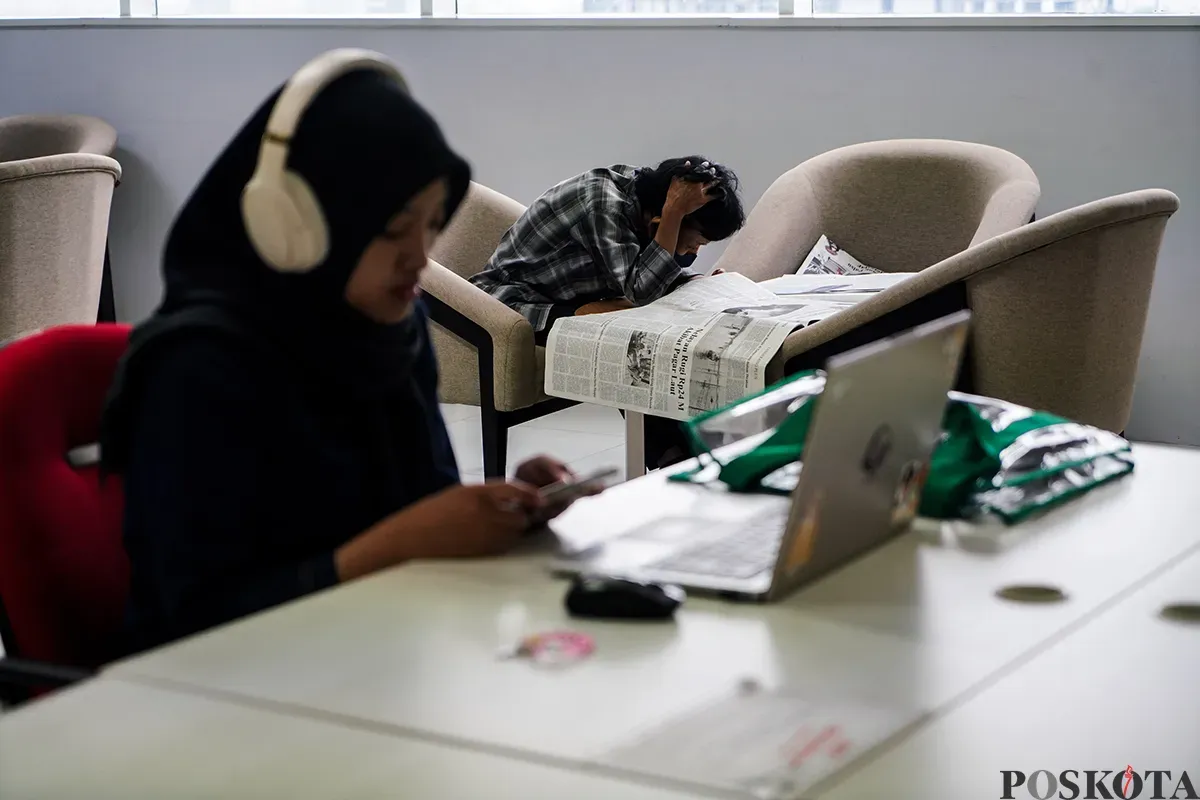 Sejumlah pengunjung yang didominasi kaum pelajar dan mahasiswa menikmati buku yang dibacanya di Perpustakaan Nasional (Perpusnas), Jakarta, Sabtu, 8 Februari 2025. (Sumber: Poskota/Bilal Nugraha Ginanjar)