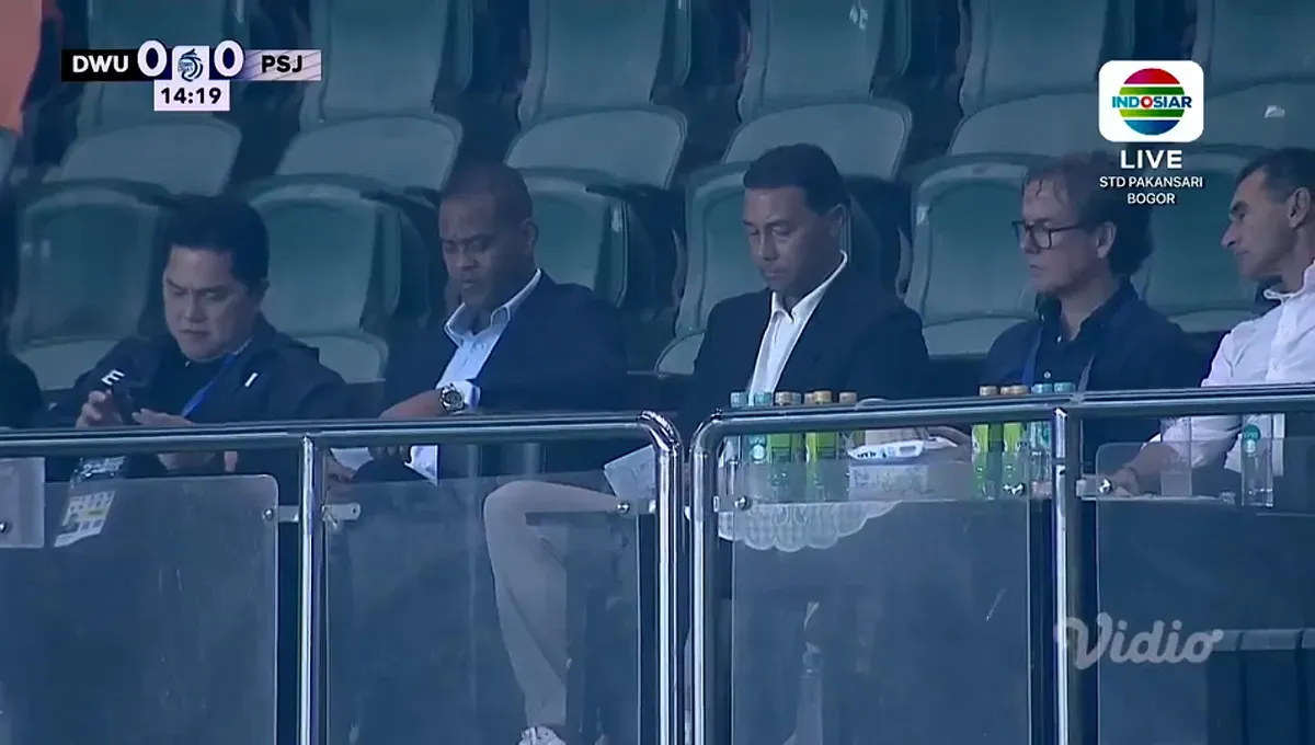 Tangkap layar pelatih Timnas Indonesia, Patrick Kluivert, bersama Ketua Umum PSSI, Erick Thohir, hadir menyaksikan langsung pertandingan Liga 1, Dewa United vs Persija. (Sumber: Vidio)