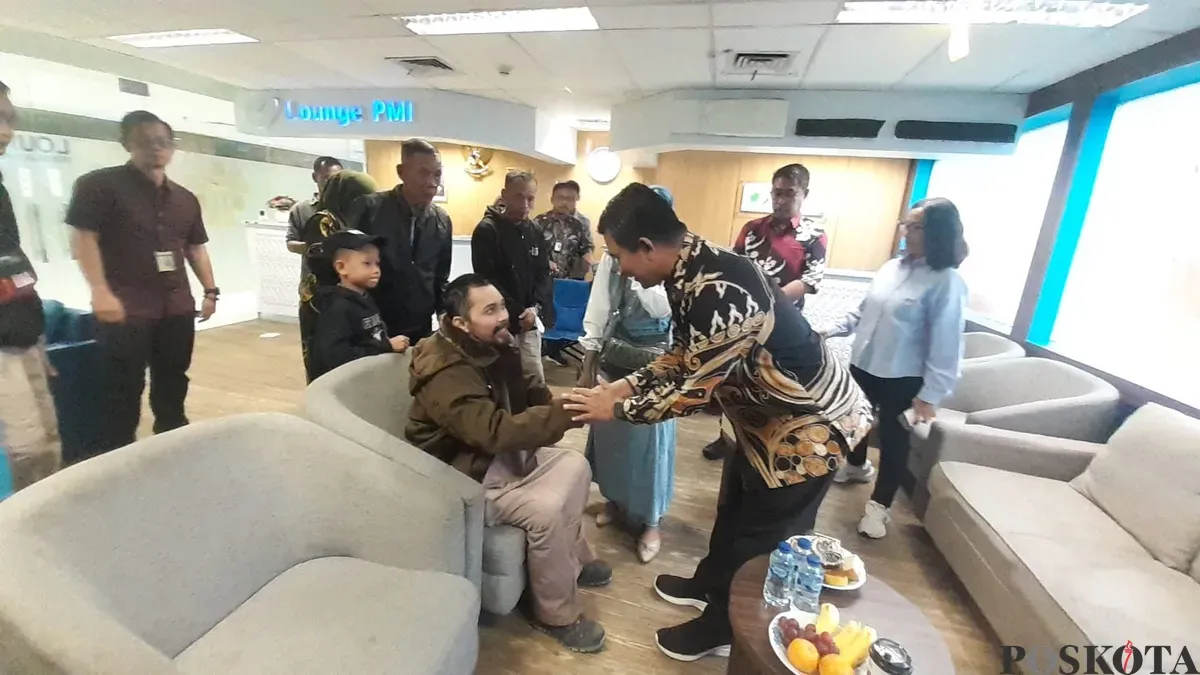 Abdul Rahman Dian Hur, Pekerja Migran Indonesia (PMI) asal Tangerang tiba di Terminal 3 Bandara Soekarno-Hatta, Sabtu, 8 Februari 2025. (Sumber: Poskota/Veronica Prasetio)