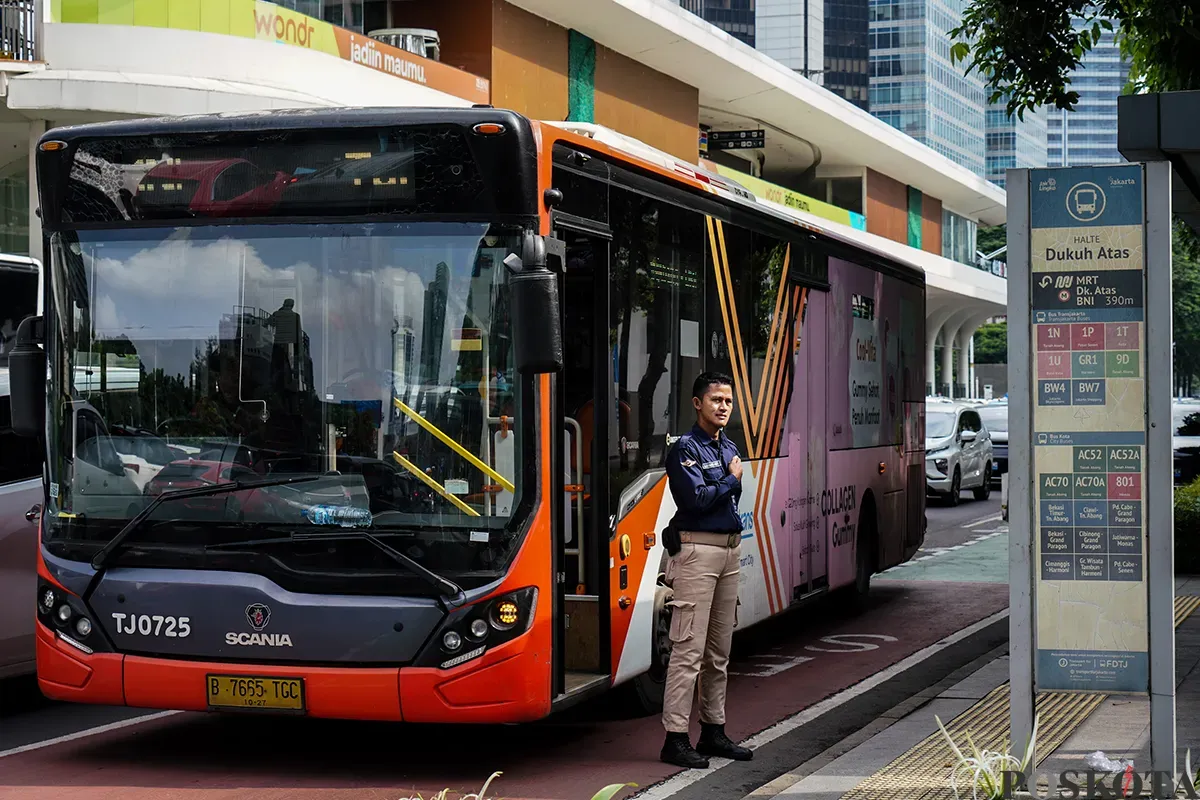 Bus Transjakarta, baik yang menggunakan sumber energi tenaga listrik (Bus Listrik) maupun Bahan Bakar Minyak (BBM) saat melintasi jalur khusus lintasan di kawasan Halte Dukuh Atas, Jakarta, Sabtu, 8 Februari 2025. (Sumber: Poskota/Bilal Nugraha Ginanjar)